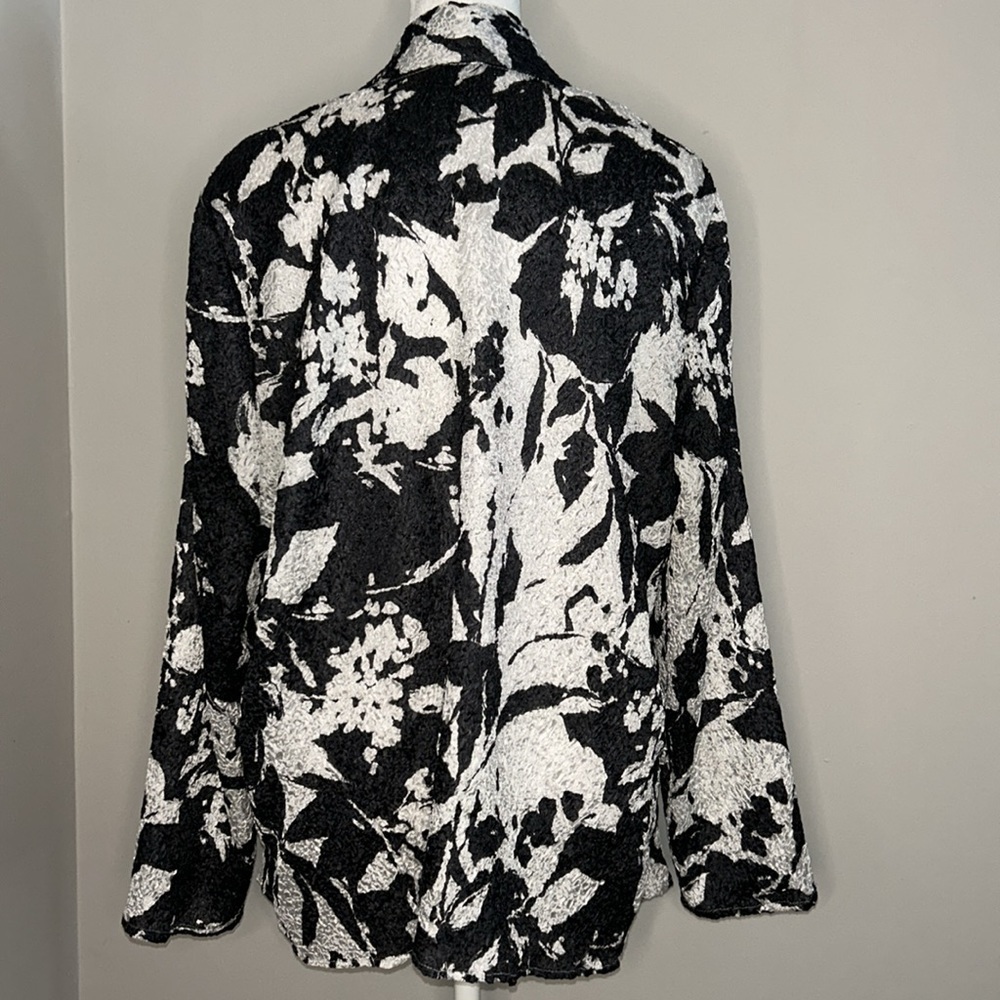 Chico’s Black & White Floral Open Front Cardigan/Jacket | Travel-Friendly | 2 - Picture 5 of 9